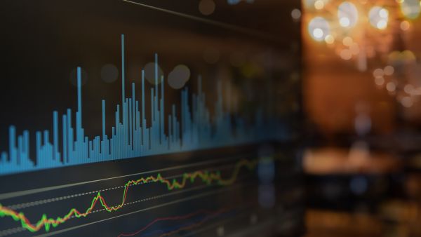 Gráfico financeiro indicando momentos de alta e queda de uma ação