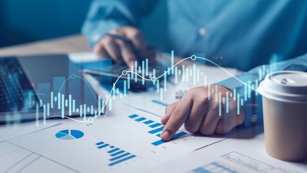 Investidor analisando volatilidade de ativo para investir em straddle