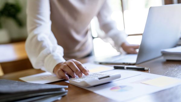 Investidor calculando Black-Scholes para aumentar as chances de sucesso em estratégia de opções