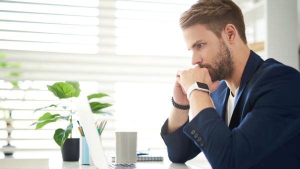 Investidor comparando prós e contras do straddle em relação a outras estratégias de opções