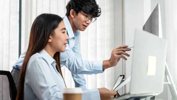 Investidores avaliando juntos valor de opções confirmando se está justo com Black-Scholes