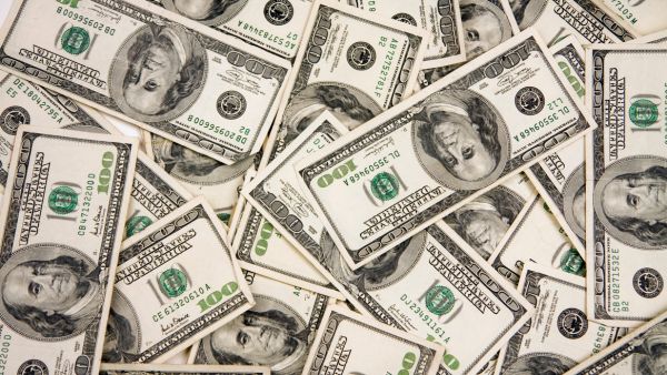 Múltiplas notas de dólares representando investimento no exterior