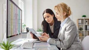 Contadoras calculando lucro real da empresa para tornar planejamento tributário mais eficiente