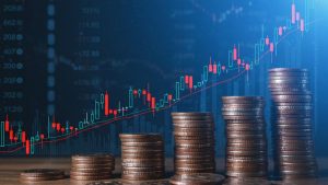 Gráfico de investimentos junto com moedas representando ganhos no longo prazo