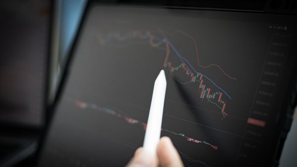 Investidor acompanhando variação de preços que já tem na sua carteira em tablet