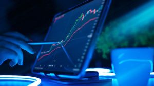 Investidor analisando flutuação dos preços de ativo para usar em investimentos alternativo