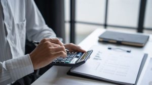 Investidor calculando alíquota para planejar melhor aplicações