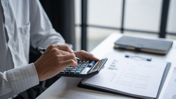 Investidor calculando alíquota para planejar melhor aplicações