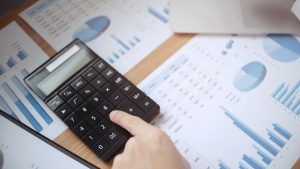 Investidor calculando juros compostos de rendimentos de ativo