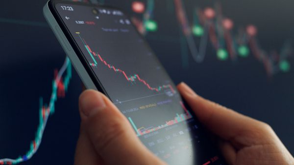 Investidor utilizando home broker tanto pelo desktop quanto no mobile