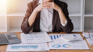 Investidora analisando balancete da empresa para tomar melhores decisões de investimento