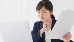 Investidora avaliando dados da empresa incluindo ativo imobilizado antes de investir