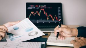 Investidores analisando desempenho financeiro de empresa com EBITDA antes investir