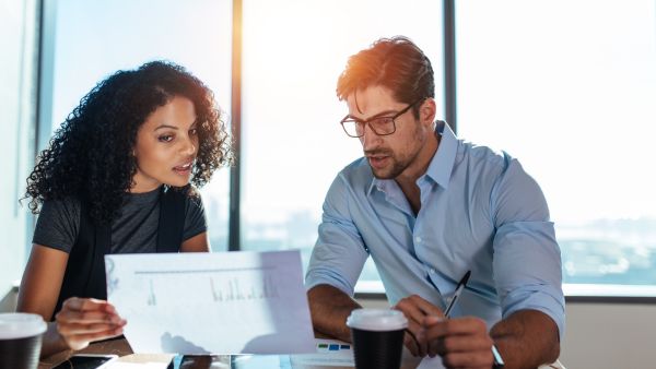 Investidores avaliando juntos DRA de empresa junto ao DRE