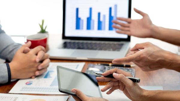 Grupo de investidores analisando DVA de empresas que pretendem incluir na sua carteira