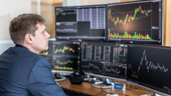 Investidor acompanhando performance de ativos na carteira durante horário de funcionamento da B3