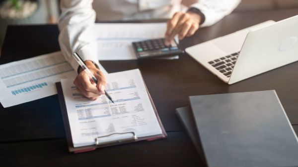 Investidor conferindo dados recentes de empresa para abrir posições estrategicamente