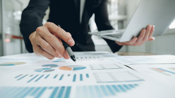 Investidora analisando dados de empresas e informações do mercado brasileiro para investir em EWZ