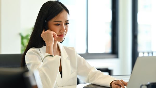 Investidora analisando passivo circulante de empresa antes de tomar decisões