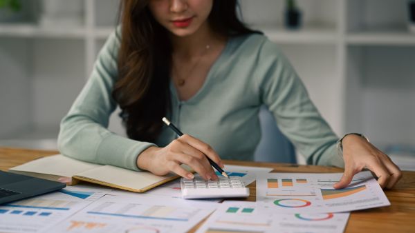 Investidora conferindo todos os dados do regime tributário lucro presumido de empresa que acompanha