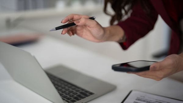 Investidora vendo GMV do negócio para ver quantos vendas a empresa faz em cada plataforma digital