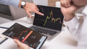 Investidores acompanhando performance do Ibovespa para decidir se vale a pena abrir posição no índice no mercado futuro