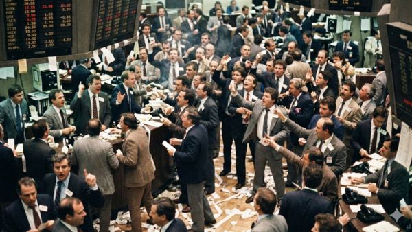 Investidores em pregão físico do Bovespa antigamente comprando e vendendo ações