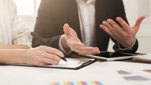 Investidores reunidos-discutindo se vale a pena investir em empresa após analisar suas obrigações acessórias