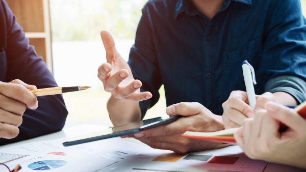 Investidores usando CMV e outros indicadores para avaliar empresas antes de abrir ou encerrar posições