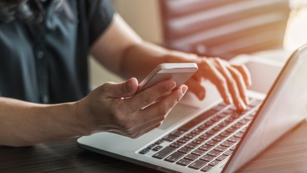 Mulher usando moedas digitais para transações de consumo e investimentos