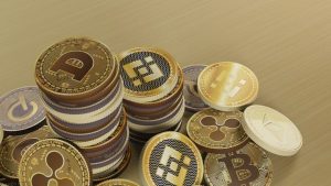 Versões simbólicas de principais moedas digitais reunidas aos montes em uma superfície