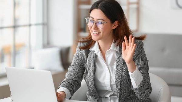 Empresária se reunindo com profissional antes de fechar acordo com contrato inteligente