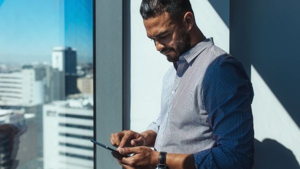 Investidor acompanhando desempenho de empresa que recém abriu capital na bolsa após coloca lá em sua carteira