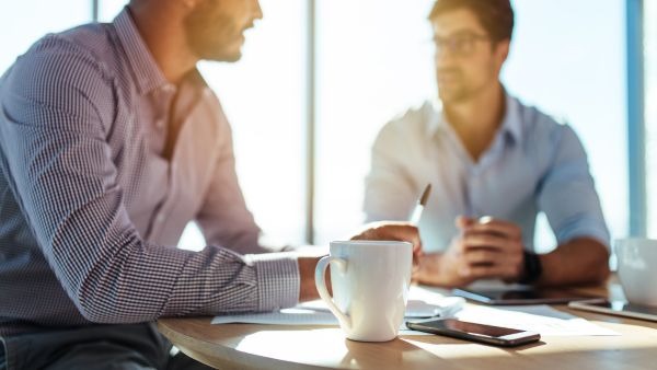 Investidores discutindo estratégias de investimento e considerando Ibovespa futuro como uma das opções