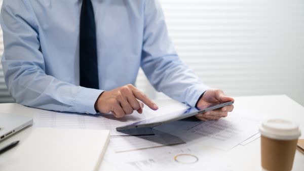 Investidor acompanhando desempenho do Ibovespa futuro após abrir posição no derivativo