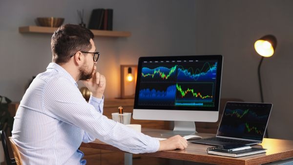 Investidor acompanhando desempenho de empresas americanas do spy