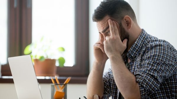 Investidor preocupado após saber de movimento inesperado do mercado ao ver notícias