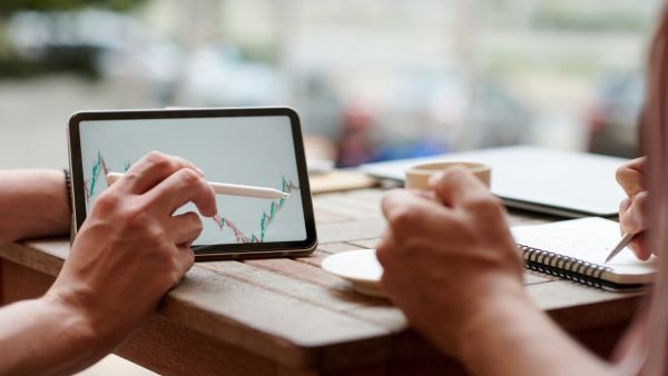 Investidoras discutindo estratégias para lidar com alta volatilidade