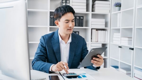 Investidor verificando emolumentos  e outros custos de investimento para confirmar a ordem de compra