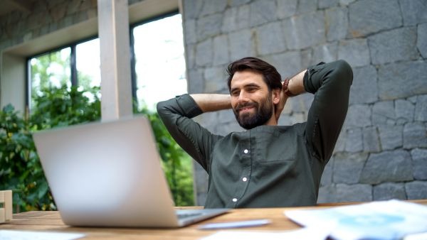 Investidor feliz após retornos melhores em investimentos após minimizar o impacto de emolumentos