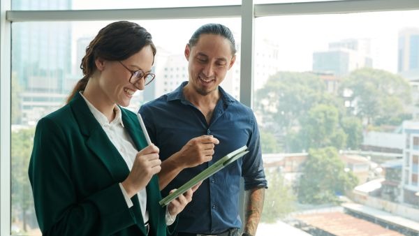 Investidores felizes ao ver que carteira tem boa rentabilidade e liquidez
