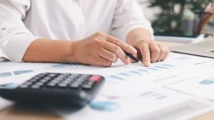 Investidor acompanhando receita líquida de empresa para ter análise mais precisa antes de aplicar seu dinheiro