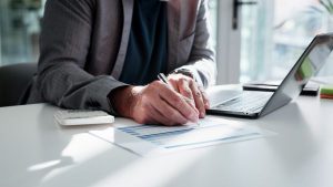 Investidor analisando liquidez de empresa que pretende investir por meio do regime de caixa e outros indicadores