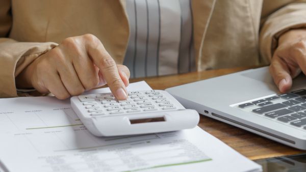 Investidor calculando possível ganho com diferença entre preço entre ativos