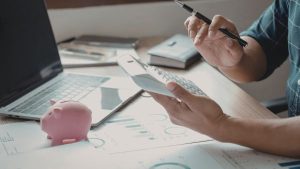 Investidor calculando valor residual de ativos da empresa para adicionar numero na análise financeira