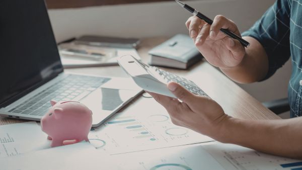 Investidor calculando valor residual de ativos da empresa para adicionar numero na análise financeira