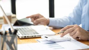 Investidor comparando dados da empresa com número de ações para calcular VPA