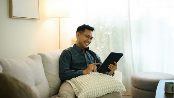 Investidor feliz investindo e obtendo retorno sem precisar se preocupar com taxas operacionais altas