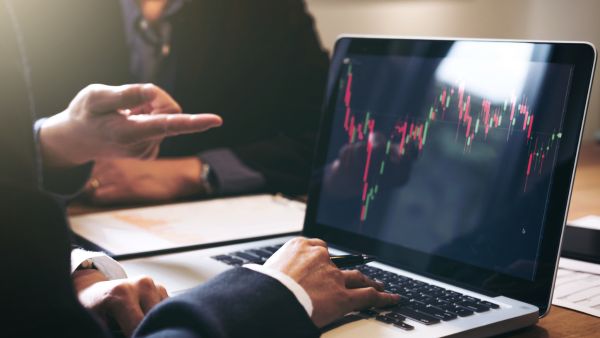 Investidores acompanhando desempenho de ativos que investiram no curto prazo em estratégia de especulação