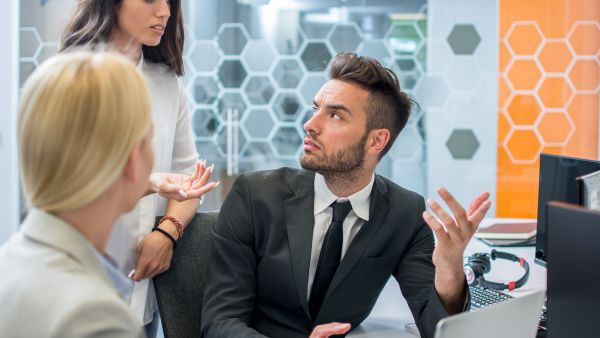 Investidores discutindo estratégias para reabertura da bolsa após ser interrompida por queda generalizada dos principais ativos